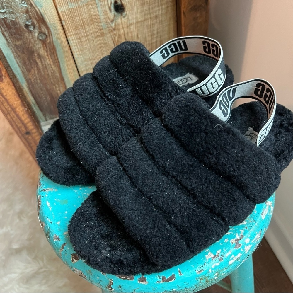 UGG UGGS Black Fluffy Fur Shearling Sandals Logo Slippers Size 7